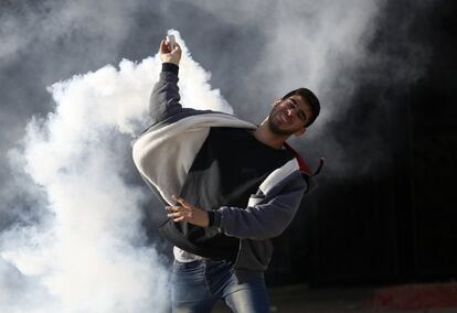 Un joven palestino se enfrentan a las tropas israelíes en la ciudad cisjordana de Nablus.