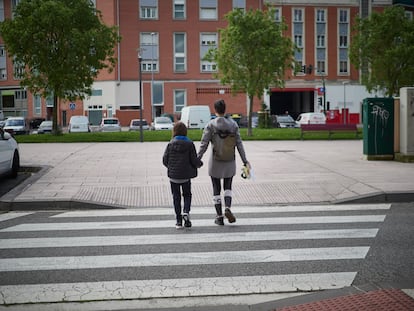 Un niño acompaña a su madre a hacer la compra en Pamplona durante el estado de alarma.