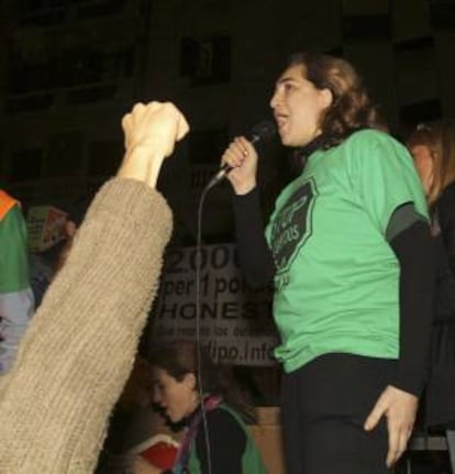 La portavoz de la Plataforma de Afectados por la Hipoteca, Ada Colau, se dirige a los asistentes a la manifestación convocada por la PAH para reivindicar el derecho a la vivienda. EFE/Archivo