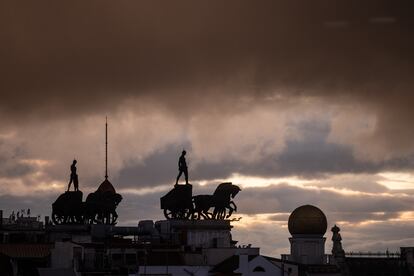 Nubes de tormenta cubren el pasado lunes el cielo de Madrid.