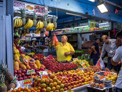 Un comercio de fruta en el mercado de La Vega, en Santiago, en una imagen de archivo.