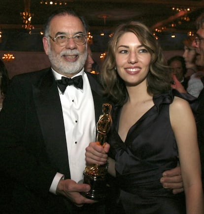 Sofia Coppola posa con su padre Francis Ford Coppola y con el oscar al mejor guión original por "Lost in Translation", que también dirigió, en la fiesta posterior a la entrega, en 2004.