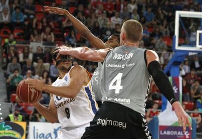 El base del Murcia Raúl Neto defiende el balón ante el pívot estadounidense Colton Iverson.