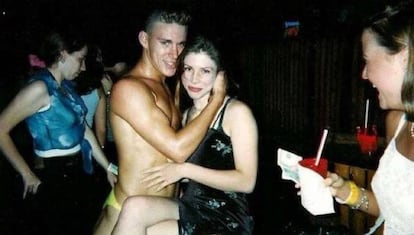 Não é uma história falsa, Channing Tatum (Alabama, EUA, 1980) trabalhou no strip-tease em tempo integral durante anos. Com o nome artístico de Chan Crawford. Quando foi convidado a uma 'convenção', aceitou sem ter a menor ideia do que se tratava. “Era um espetáculo enorme com 50 a 70 ‘strippers’ e 2.000 a 3.000 mulheres. Era uma loucura: elas se jogavam em cima de mim, para me tocar, todas as noites”. Mas a história mais rocambolesca que Tatum gosta de contar é a mulher que começou a gritar para ele “você me lembra o meu sobrinho!” enquanto agarrava sua bunda. O pai de Tatum não tinha a menor ideia dessa aventura profissional. Ficou sabendo assistindo televisão, quando seu filho contou a história à famosa apresentadora Ellen DeGeneres enquanto promovia o filme ‘Magic Mike’, um drama baseado em suas próprias experiências como ‘stripper’ ainda que as mostre de maneira muito mais divertida do que ele reconhece que era. Na imagem, Channing Tatum em sua época de ‘stripper’ em uma foto publicada no Twitter.