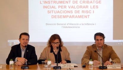 El director de la DGAIA, Ricard Calvo (izq.), en un acto oficial en marzo de 2016
