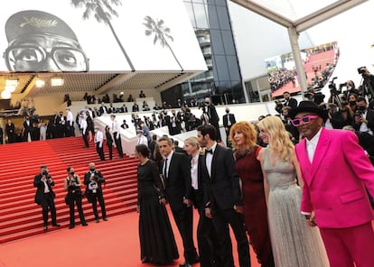 Desde la izquierda, los miembros del jurado Mati Diop, Kleber Mendonca Filho, Jessica Hausner, Tahar Rahim, Mylène Farmer, Mélanie Laurent y Spike Lee posan en la alfombra roja de Cannes.