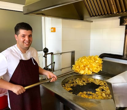 FRIENDO PATATAS EN TANDAS REDUCIDAS / CAPEL 