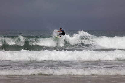 Somo, Cantabria. Quizás la muestra más emblemática para todos los que han aprendido el arte de cabalgar las olas sea esta playa de Cantabria que se estira a lo largo de cuatro kilómetros plagados de picos en los que probar suerte. Multitud de escuelas de surf brotan en sus inmediaciones, por lo que suele estar bastante concurrida en temporada alta, aunque muchas veces eso también es parte de su atractivo.  