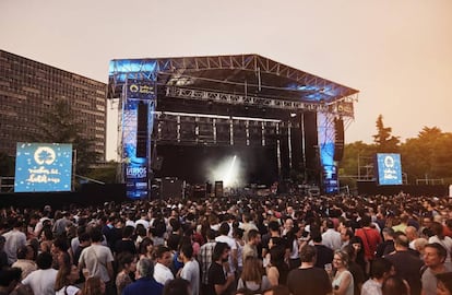 Atardecía el sábado en Las Noches del Botánico mientras Wilco ultimaba su salida al escenario.