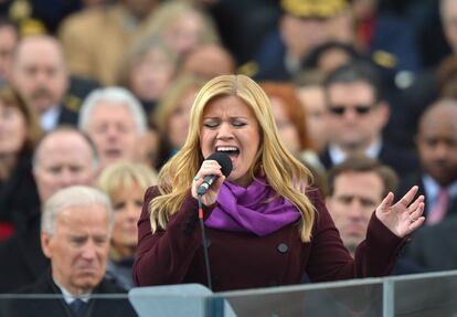 Kelly Clarkson canta durante la ceremonia de posesión de Obama.