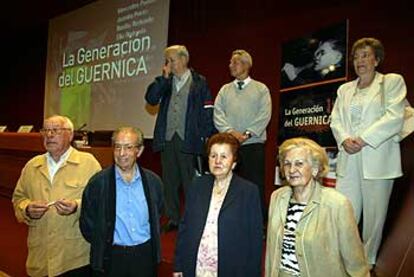 De izquierda a derecha, abajo, los <i>niños de la guerra</i> José María Laseca, que estuvo en Francia, Justo Benito (Gran Bretaña), Begoña Ballesteros (Gran Bretaña) y Benedicta González (Gran Bretaña). Arriba, Jesús Urbina (Gran Bretaña), Andrés González (Unión Soviética) y Juanita Prieto (Unión Soviética).