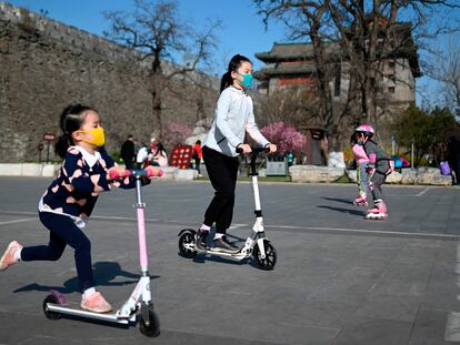 Varios niños juegan en un parque de Pekín.