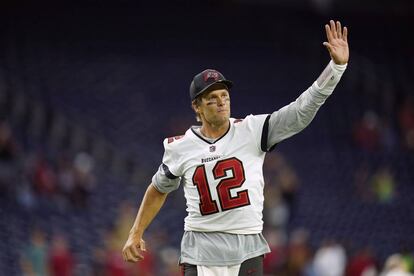 Tom Brady saluda a los fanáticos cuando sale del campo después de un partido de pretemporada de la NFL el 28 de agosto de 2021 en Houston.
