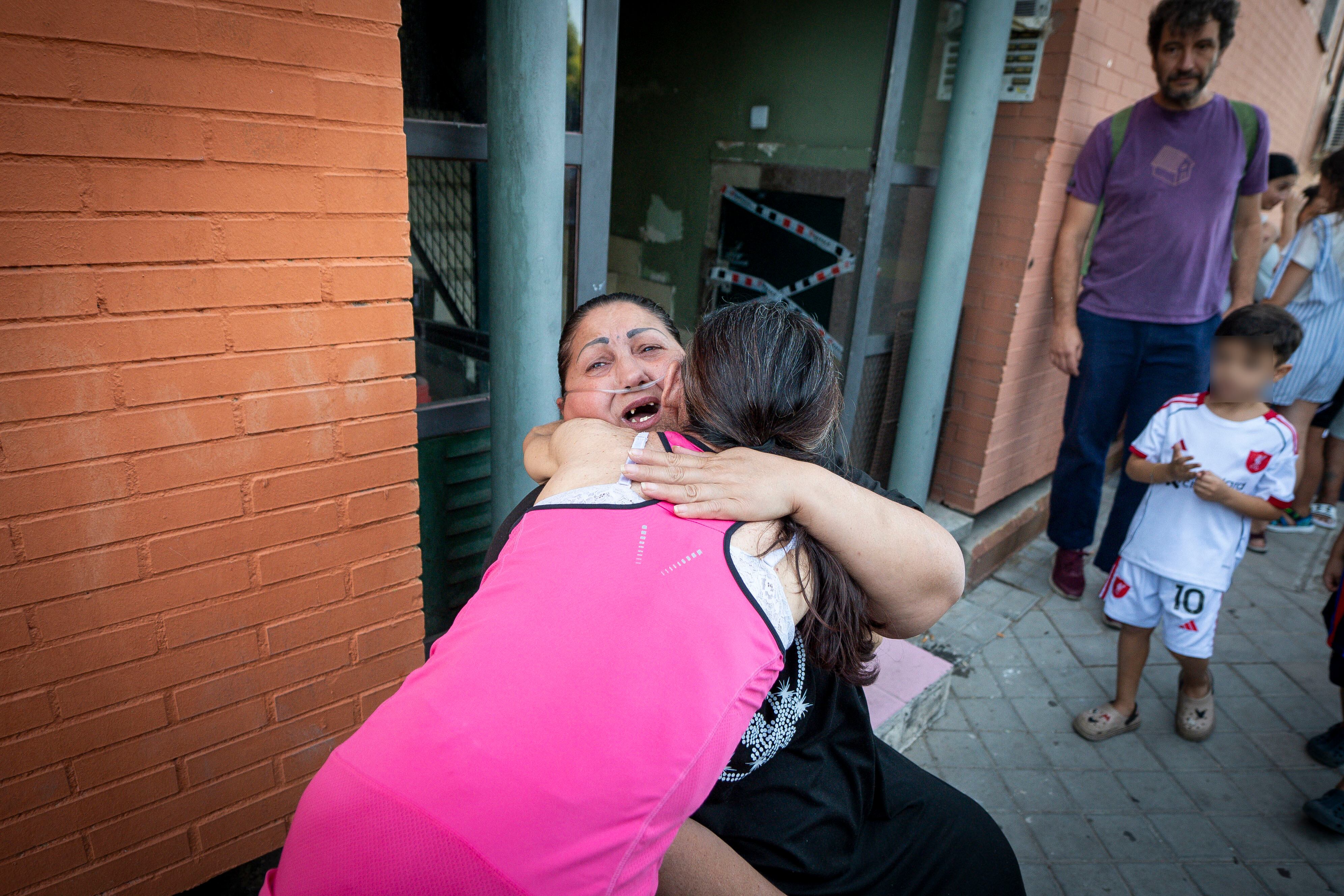 Manuela se abraza con una de sus vecinas.
