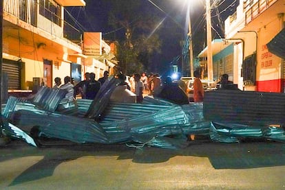 Acapulqueños en la colonia Progreso construyeron una barricada para protegerse de saqueos, el 31 de octubre.