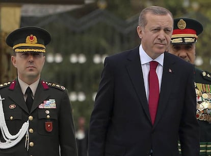 Yazici (i) trató de derrocar a Erdogan (c)