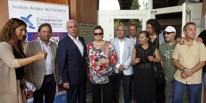 Luciano Alonso, tercero por la izquierda, y participantes en el programa 'Flamenco de orilla a orilla'.