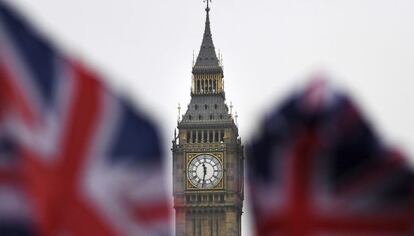 Dos banderas británicas ondean ante el Big Ben en Londres, Reino Unido