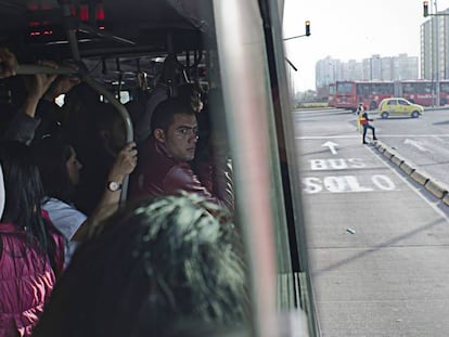 Varios ciudadanos viajan a bordo de un autobús de la empresa TransMilenio, en Bogotá.