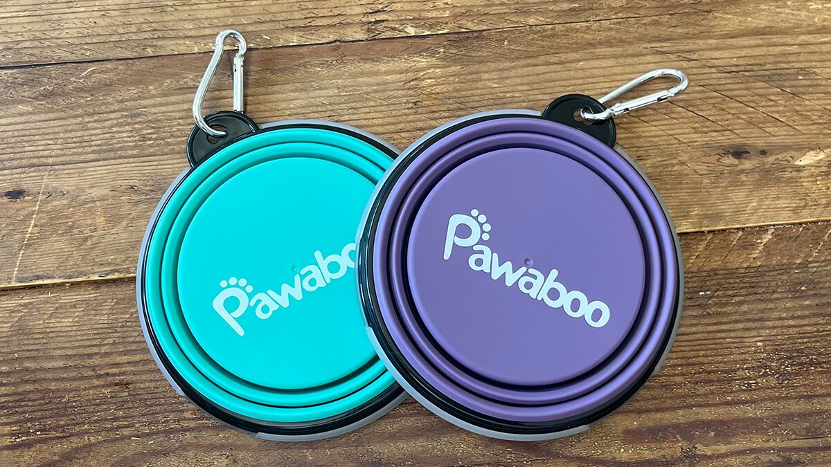Este comedero portátil para mascotas viene con tapa y tiene una capacidad de 450 ml.