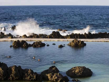 Bañistas en las piscinas naturales de Porto Moniz, en Madeira (Portugal).