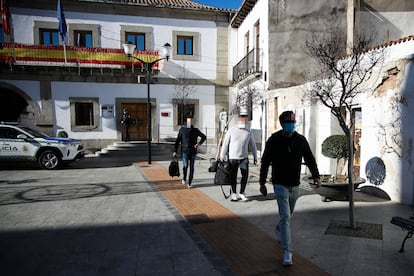 Miembros del grupo de intervención de delitos financieros de la Guardia Civil abandonan el ayuntamiento de San Martin de Valdeiglesias tras el registro realizado en el consistorio. 