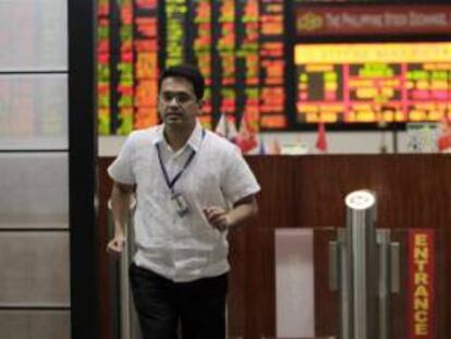 Un corredor de bolsa filipino camina por la sede de la Bolsa de Filipinas (PSE) en la ciudad de Makati, al sur de Manila, en Filipinas. EFE/Archivo
