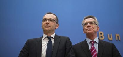 El ministro germano de Justicia, Heiko Mass (izq), y el titular de Interior, Thomas de Maiziere.