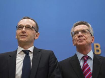 El ministro germano de Justicia, Heiko Mass (izq), y el titular de Interior, Thomas de Maiziere.