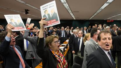 Deputados rejeitam relatório contra Temer