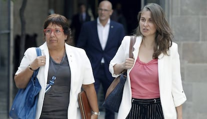 La consejera de Trabajo y Asuntos Sociales, Dolors Bassa, y la de Agricultura, Meritxell Serret.