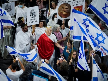 Manifestantes contrarios al primer ministro israelí, Netanyahu, durante una  protesta por las medidas del gobierno, el pasado 4 de marzo, en Tel Aviv, Israel.