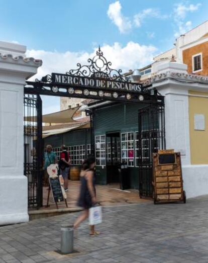 Entrada del mercado de pescados de Mahón.