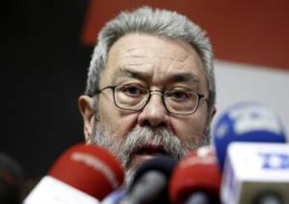 El secretario general de UGT, Cándido Méndez, durante la rueda de prensa ofrecida ayer en la sede de CCOO, en Madrid, antes de la manifestación convocada por la Cumbre Social.