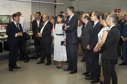 El rey Felipe Vi y la reina Letizia, durante su visita al centro CLPU de Salamanca.