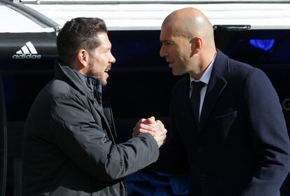 Los entrenadores del Atlético de Madrid Simeone (d) y del Real Madrid  Zidane (d), antes del partido.
