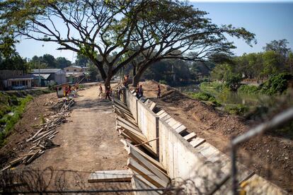 El Gobierno dominicano declaró esas propiedades de utilidad pública para construir la verja fronteriza, y las demoliciones comenzaron en noviembre de 2022. Es uno de los proyectos insignia del presidente Luis Abinader, quien ha endurecido la política con respecto a Haití, un vecino difícil con el que el país mantiene una agria relación cargada de xenofobia. En la imagen, un grupo de obreros trabaja en la construcción del muro fronterizo, en la provincia de Dajabón. 