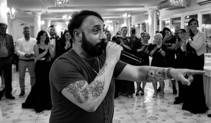 El cantante neomelódico Gino Esposito canta en la celebración de una boda.