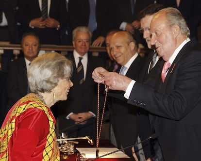 La escritora y periodista mexicana Elena Poniatowska recibe el Premio Cervantes de manos del Rey, en presencia del presidente Mariano Rajoy y el ministro de Educación, José Ignacio Wert, durante la ceremonia celebrada en la Universidad de Alcalá de Henares.
