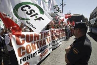 Manifestantes en la concentracin de funcionarios ante la sede de la Presidencia de la Comunidad de Madrid en la Puerta del Sol, convocada hoy por los sindicatos UGT, CC.OO. y CSI-F.