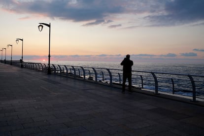 Un hombre pasea solo por el paseo marítimo de Beirut (Líbano), que ha tomado estrictas medias de confinamiento para evitar que se extienda el coronavirus.
