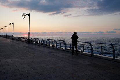 Un hombre pasea solo por el paseo marítimo de Beirut (Líbano), que ha tomado estrictas medias de confinamiento para evitar que se extienda el coronavirus.