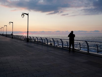 Un hombre pasea solo por el paseo marítimo de Beirut (Líbano), que ha tomado estrictas medias de confinamiento para evitar que se extienda el coronavirus.
