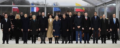 El presidente, Pedro Sánchez, con jefes de Gobierno de países de la UE y altos cargos europeos, en la cumbre del viernes en Versalles.