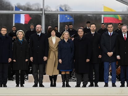 El presidente, Pedro Sánchez, con jefes de Gobierno de países de la UE y altos cargos europeos, en la cumbre del viernes en Versalles.