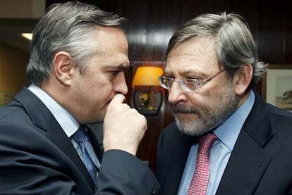 Jos Luis Astiazarn, a la izquierda, con Jaime Lissavetzky, en una imagen de 2010.