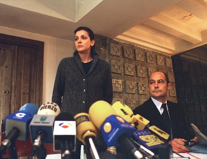 Nevenka Fernández relata a la prensa el acoso al que era sometida el 26 de marzo de 2001 en el hotel Temple de Ponferrada. 