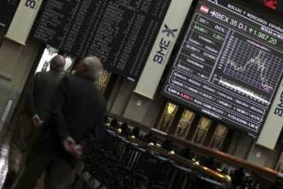 Panel informativo en la bolsa de Madrid que muestra la cotización del principal indicador de la bolsa española, el IBEX 35. EFE/Archivo