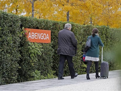 Unas personas entran al centro de Abengoa de Palmas Altas en Sevilla. 