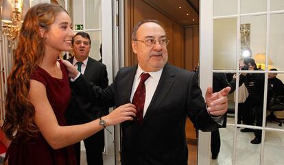 Marta Ortega, promesa del año para el diario 'As', junto al director del periódico Alfredo Relaño.